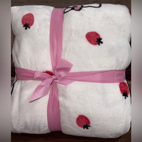 Super Cute Hello Kitty Strawberry Plush Blanket Full/Queen Size 90in x 90in -NEW - Picture 4 of 5